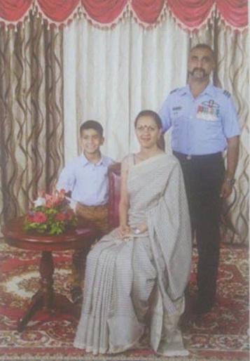 abhinandan varthaman with wife and son