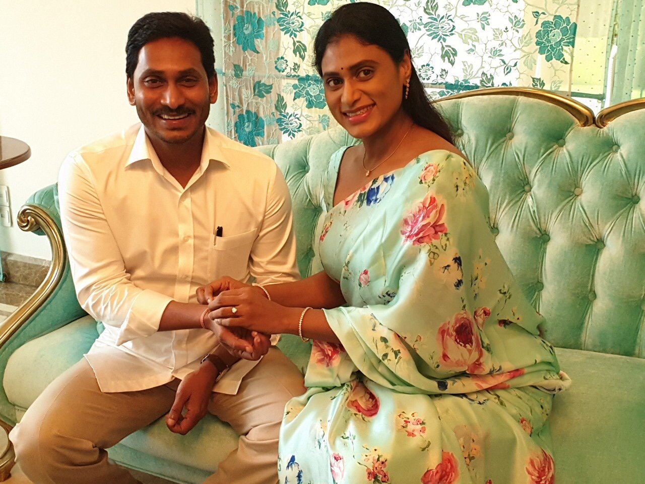 YS Sharmila And YS Jagan Rare Family Photos – Hello Ap